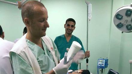Roland Georgieff (links) bei der Arbeit im Shafir-Krankenhaus im Gazastreifen. 