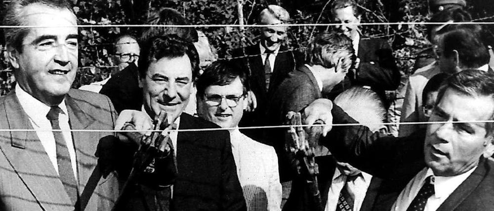 Die Außenminister von Ungarn und Österreich, Gyula Horn (rechts) und Alois Mock, am 27. Juni 1989 beim symbolischen Durchschneiden des Eisernen Vorhangs