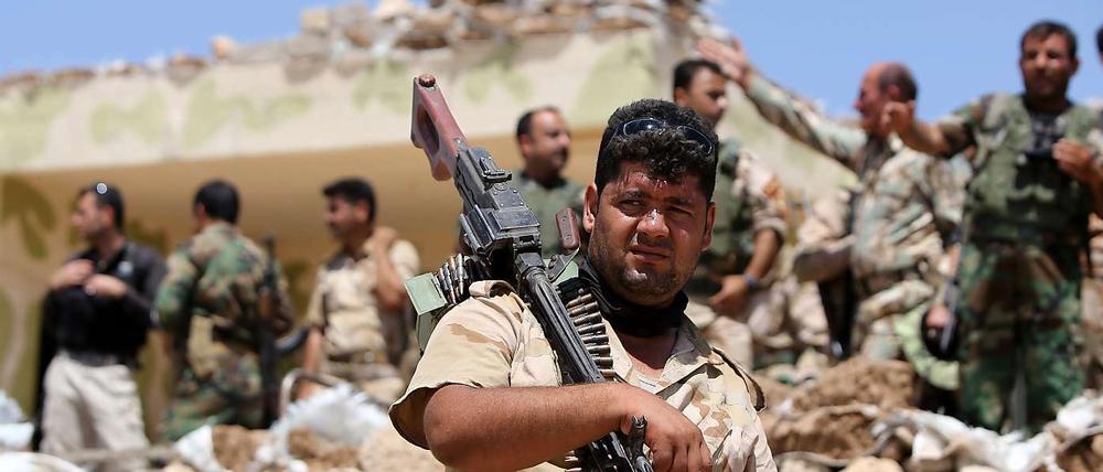 Kämpfer der kurdischen Peschmerga in der Nähe von Mossul im Nordirak