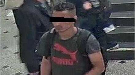 Der Tatverdächtige, der die Haare einer Frau angezündet haben soll, wurde nun offenbar festgenommen. 