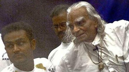 Der Yoga-Guru B.K.S. Iyenger (rechts)  demonstriert 2003 dem indischen Kricket-Spieler Virender Sehwag eine Stretching-Übung während eines Kricket-Trainigs-Camps in Bangalore.