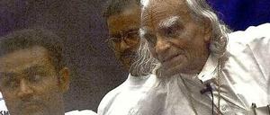 Der Yoga-Guru B.K.S. Iyenger (rechts)  demonstriert 2003 dem indischen Kricket-Spieler Virender Sehwag eine Stretching-Übung während eines Kricket-Trainigs-Camps in Bangalore.