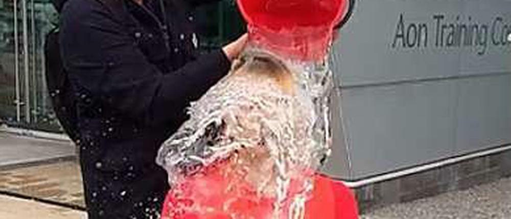 Darren Fletcher von Manchester United macht den "Ice Bucket Challenge"