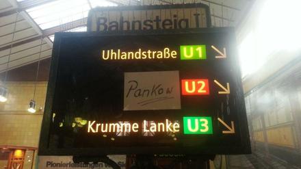 Hauptstadt Berlin, Wittenbergplatz. Professionell werden die Massen im Berufsverkehr an einem der wichtigsten U-Bahnhöfe gelenkt. Man nehme: Tesa-Film, Edding und einen Din-A-Zettel.
