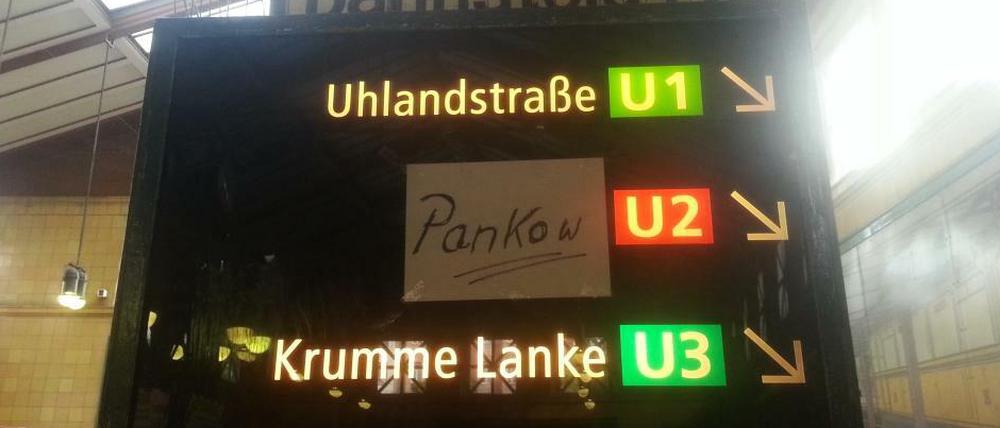 Hauptstadt Berlin, Wittenbergplatz. Professionell werden die Massen im Berufsverkehr an einem der wichtigsten U-Bahnhöfe gelenkt. Man nehme: Tesa-Film, Edding und einen Din-A-Zettel.