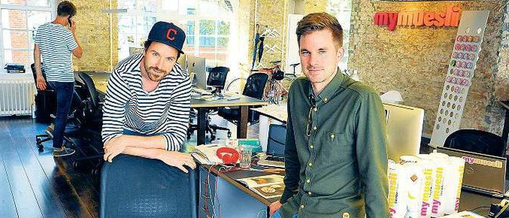 Arbeiten in Kreuzberg. Die beiden Mymuesli-Gründer Max Wittrock (mit Kappe) und Hubertus Bessau. 