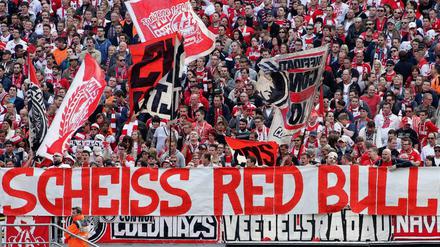 Provokation: Schon in der vergangenen Saison protestierten Fans bundesweit gegen RB Leipzig - wie hier beim 1. FC Köln.