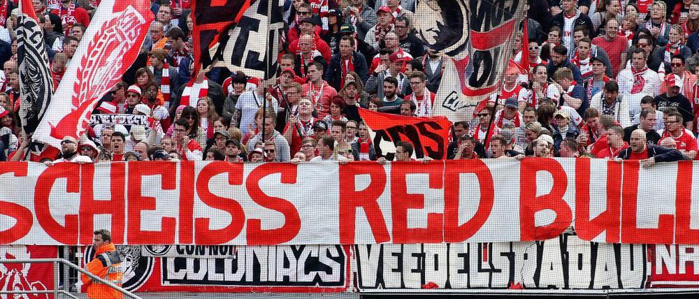 Provokation: Schon in der vergangenen Saison protestierten Fans bundesweit gegen RB Leipzig - wie hier beim 1. FC Köln.