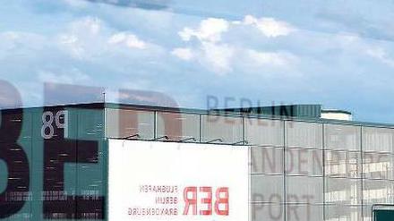 Wolkige Angelegenheit. Eigentlich sollte hinter den Terminalscheiben jetzt reger Urlaubsbetrieb herrschen. Aber dass damit jemand rechnete, ist lange her. Stattdessen spiegelt sich hier im Sommer 2014 nur der Himmel. 