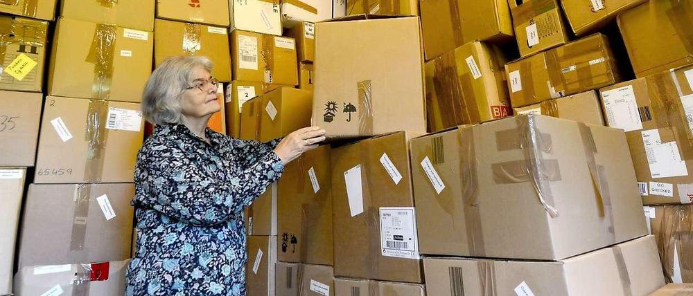 Waltraud Jachnow, Ehrenvorsitzende der Gesellschaft Bochum-Donezk stapelt in Bochum im Lager Kisten mit Spenden. 