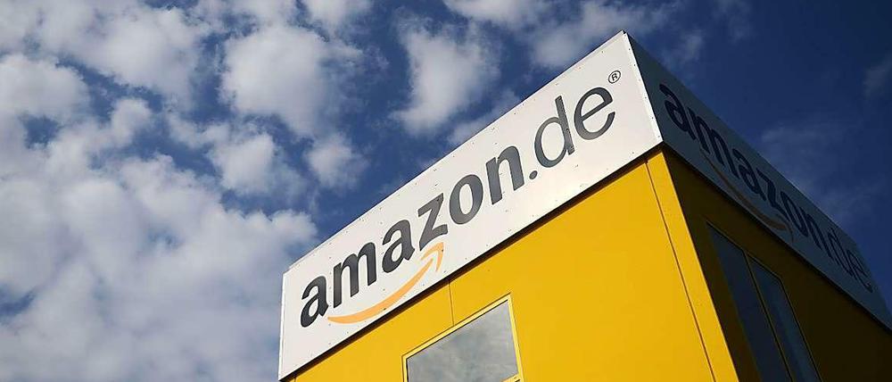 Blick auf den Eingangsbereich des Online-Versandhändlers Amazon im hessischen Bad Hersfeld.