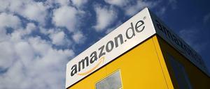 Blick auf den Eingangsbereich des Online-Versandhändlers Amazon im hessischen Bad Hersfeld.