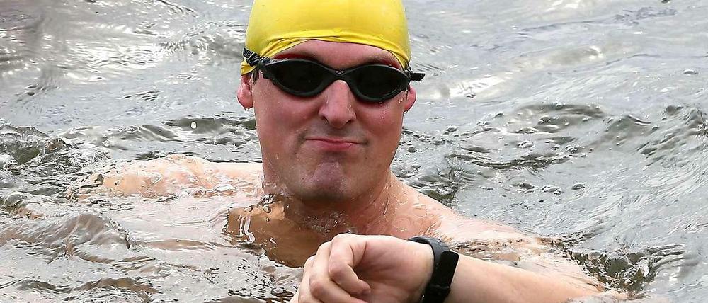 Passt. Der Moderator, Arzt und Komiker Eckart von Hirschhausen hat, wie im Fernsehen angekündigt, am Sonntag beim 21. Internationalen Müggelseeschwimmen mitgemacht - und die 3,5 Kilometer lange Strecke, die quer über den See zum Strandbad Rahnsdorf führt, geschafft. Von Hirschhausen ist in Zehlendorf groß geworden, an der Krummen Lanke.