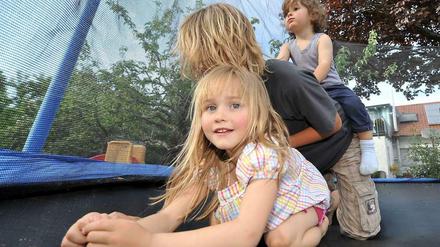 Es ist groß, sperrig und hässlich. Doch die Kleinen lieben ihr Trampolin.