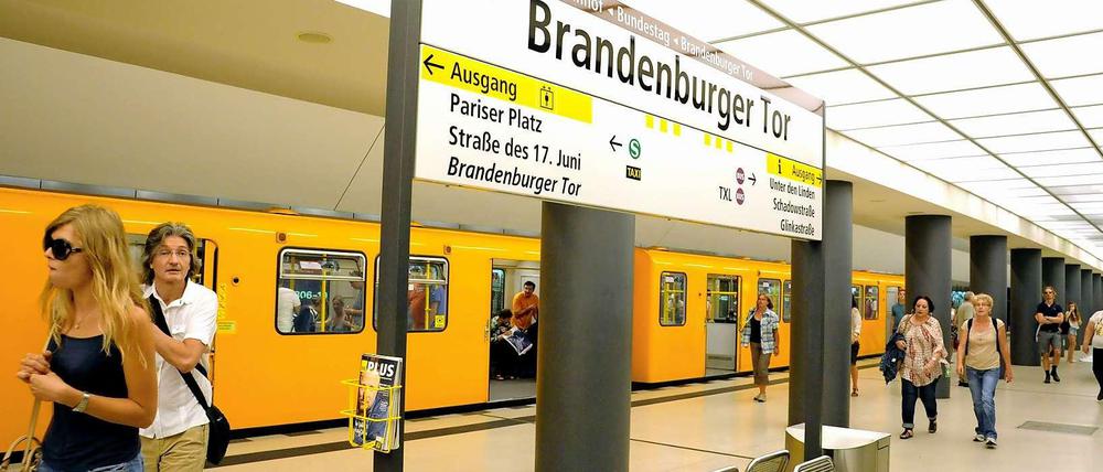 Endstation. Zurzeit fährt die U55 als Stummellinie vom Hauptbahnhof zum Brandenburger Tor. Östlich dieser Station bewegte sich jetzt Erdreich in der Baustelle.