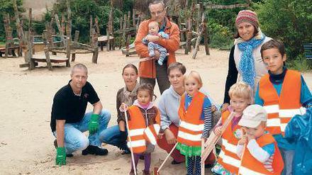 Einsatzort Spielplatz. Putzten schon beim letzten Aktionstag mit: Eltern und Kinder der Stoppelhopser. 
