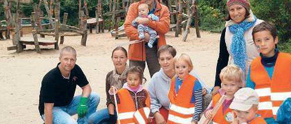 Einsatzort Spielplatz. Putzten schon beim letzten Aktionstag mit: Eltern und Kinder der Stoppelhopser. 