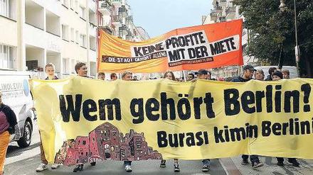 Aufgebrachte Bürger wehren sich gegen die Vertreibung aus der Innenstadt.