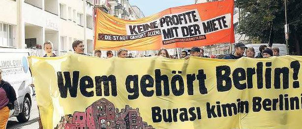 Aufgebrachte Bürger wehren sich gegen die Vertreibung aus der Innenstadt.