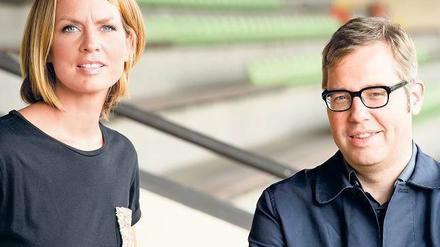 Jessy Wellmer und Philipp Köster moderieren „11 Freunde TV“ aus der Magnet-Bar in Berlin-Mitte und lassen dabei auch nach Hertha-Kneipen suchen.