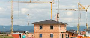 Wer ein Haus baut, ist in der Regel auf einen Kredit angewiesen. 