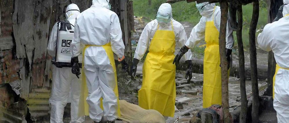 Tödlicher Erreger. Ein mutmaßliches Ebolaopfer wird von Helfern abtransportiert. 