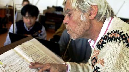  Frans Brüggen mit Noten von Mendelssohns "Sommernachtstraum", im Jahr 2000 bei der Deutschen Kammerphilharmonie Bremen.. 