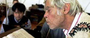  Frans Brüggen mit Noten von Mendelssohns "Sommernachtstraum", im Jahr 2000 bei der Deutschen Kammerphilharmonie Bremen.. 