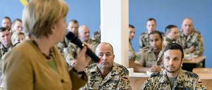 Alles hört auf ihr Kommando. Angela Merkel vor Bundeswehrsoldaten.