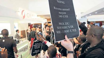 In Südfrankreich protestierten Anfang des Jahres pharmakritische Aktivisten gegen den Preis eines neuen Hepatitis-C-Medikaments des US-amerikanischen Pharmakonzerns Gilead. Eine Tablette davon kostet umgerechnet rund 700 Euro.
