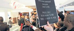 In Südfrankreich protestierten Anfang des Jahres pharmakritische Aktivisten gegen den Preis eines neuen Hepatitis-C-Medikaments des US-amerikanischen Pharmakonzerns Gilead. Eine Tablette davon kostet umgerechnet rund 700 Euro.