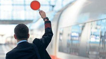 Alles auf rot. Tagelange Streiks und bundesweite Zugausfälle waren 2007 und 2008 die Folge, als die Lokführer ein eigenständiges Tarifwerk verlangten. Jetzt könnte den Bahn-Kunden ein ähnliches Szenario ins Haus stehen.