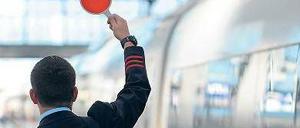 Alles auf rot. Tagelange Streiks und bundesweite Zugausfälle waren 2007 und 2008 die Folge, als die Lokführer ein eigenständiges Tarifwerk verlangten. Jetzt könnte den Bahn-Kunden ein ähnliches Szenario ins Haus stehen.