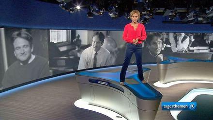 Am Dienstagabend, am Ende der „tagesthemen“, stand die Moderatorin Caren Miosga auf dem Schreibtisch. So moderierte sie den Nachruf von Ingo Zamperoni auf Robin Williams an.