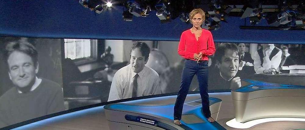 Am Dienstagabend, am Ende der „tagesthemen“, stand die Moderatorin Caren Miosga auf dem Schreibtisch. So moderierte sie den Nachruf von Ingo Zamperoni auf Robin Williams an.