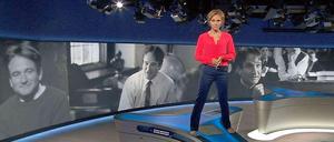 Am Dienstagabend, am Ende der „tagesthemen“, stand die Moderatorin Caren Miosga auf dem Schreibtisch. So moderierte sie den Nachruf von Ingo Zamperoni auf Robin Williams an.