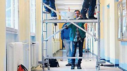 Baustelle mit Hund. In der Nikolaus-August-Otto-Schule in Berlin renovieren die Schüler das Gebäude selbst. 