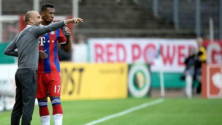 Da lang geht’s zum Erfolg. Trainer Pep Guardiola und Verteidiger Jérôme Boateng.
