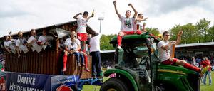 Mit dem Trecker in die Zweite Liga: Die Spieler des 1. FC Heidenheim feiern den Aufstieg.