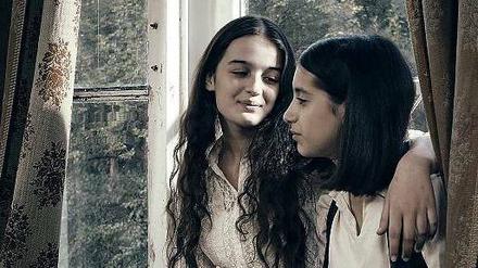 Freundinnen: Natia (Mariam Bokeria, links) und Eka (Lika Babluani),