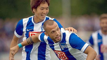 Neu in der Liga. Herthas John Heitinga (rechts) und Genki Haraguchi.