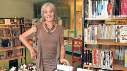 NEUES KAPITEL. Als Heide Ruppert, 71, einst nach Berlin kam, wollte sie sich gern für die Stadt und ihre Menschen engagieren. Heute berät sie über den Verein Moabiter Ratschlag zwei- bis dreimal die Woche Nutzer der Kurt-Tucholsky-Bibliothek.