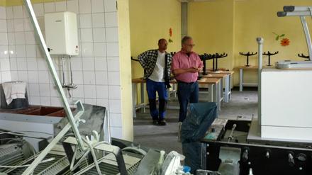 Noch viel zu tun. Rektor Günther Schrenk (rechts) und Hausmeister Marco Gerhardt versuchen, sich einen Überblick über die Situation im Schulhaus zu verschaffen. Zu den vielen Mängeln kommt das Problem, dass die gesamte Schule nach den vierjährigen Bauarbeiten komplett verdreckt ist. 