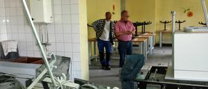 Noch viel zu tun. Rektor Günther Schrenk (rechts) und Hausmeister Marco Gerhardt versuchen, sich einen Überblick über die Situation im Schulhaus zu verschaffen. Zu den vielen Mängeln kommt das Problem, dass die gesamte Schule nach den vierjährigen Bauarbeiten komplett verdreckt ist. 