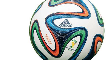 Einen Kick geben. Von Brasilien aus ging die Fußballleidenschaft um die Welt. Jetzt soll der Sport auch in Berlin, Brandenburg und Deutschland soziale Kompetenzen fördern.