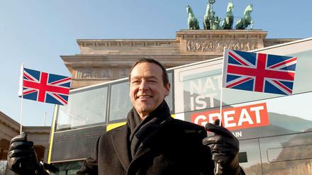 Simon McDonald vor dem Brandenburger Tor