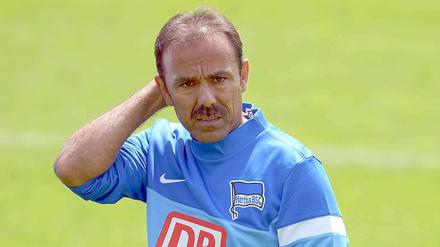 Hertha-Coach Jos Luhukay hat mit seinem angeschlagenen Kapitän Fabian Lustenberger Geduld.