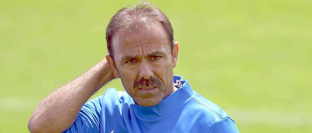 Hertha-Coach Jos Luhukay hat mit seinem angeschlagenen Kapitän Fabian Lustenberger Geduld.