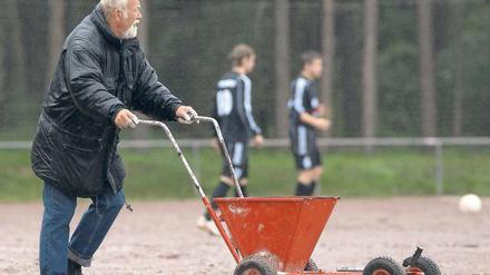 Arbeitsplatz Amateurfußball. Unterklassige Ligen bilden einen eigenen Wirtschaftszweig mit mehr Zuschauern als Erste und Zweite Liga. Hier ein Platzwart in Quickborn. 