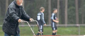 Arbeitsplatz Amateurfußball. Unterklassige Ligen bilden einen eigenen Wirtschaftszweig mit mehr Zuschauern als Erste und Zweite Liga. Hier ein Platzwart in Quickborn. 